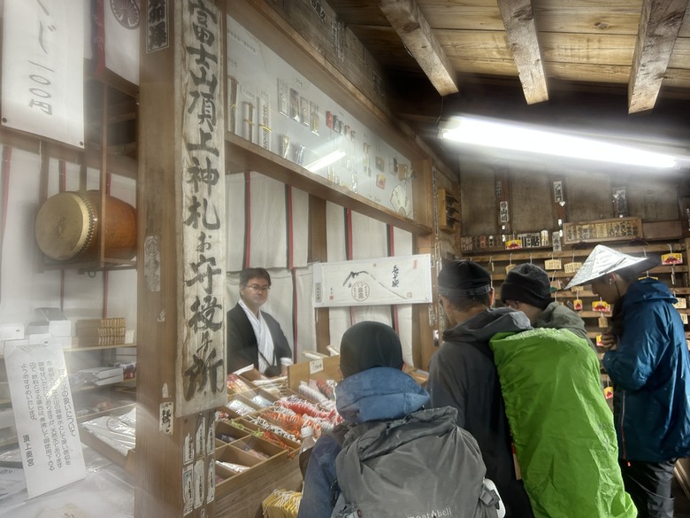 擱一擺雨中完登日本之顛-富士山