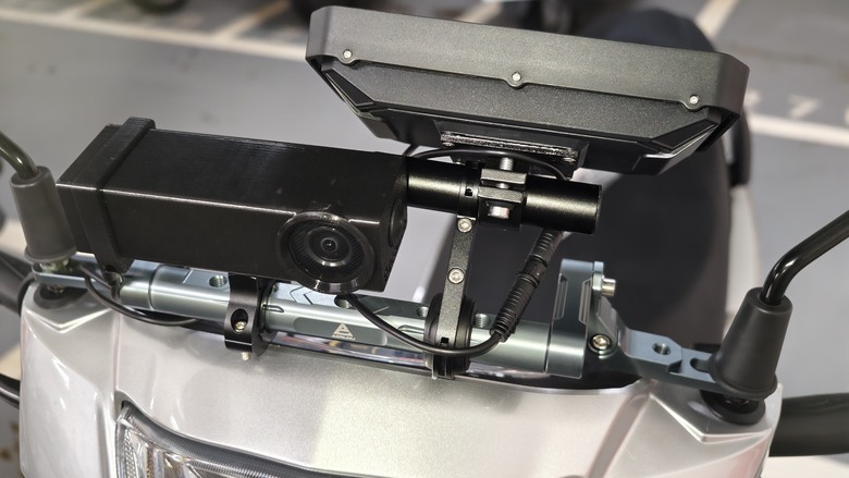 DIY 4k(偽)機車行車紀錄器+car play車機+usb充電器安裝