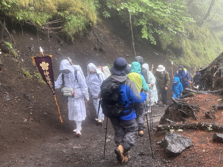 擱一擺雨中完登日本之顛-富士山