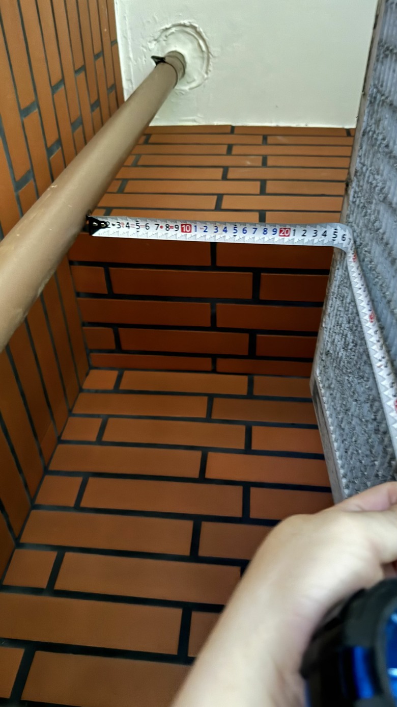 窗型冷氣機 後方正對著天然瓦斯管有危險嗎