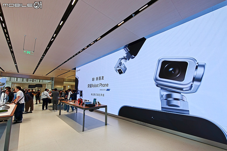 直擊深圳榮耀 α 旗艦店|Robot Phone 進駐、人形機器人迎賓!
