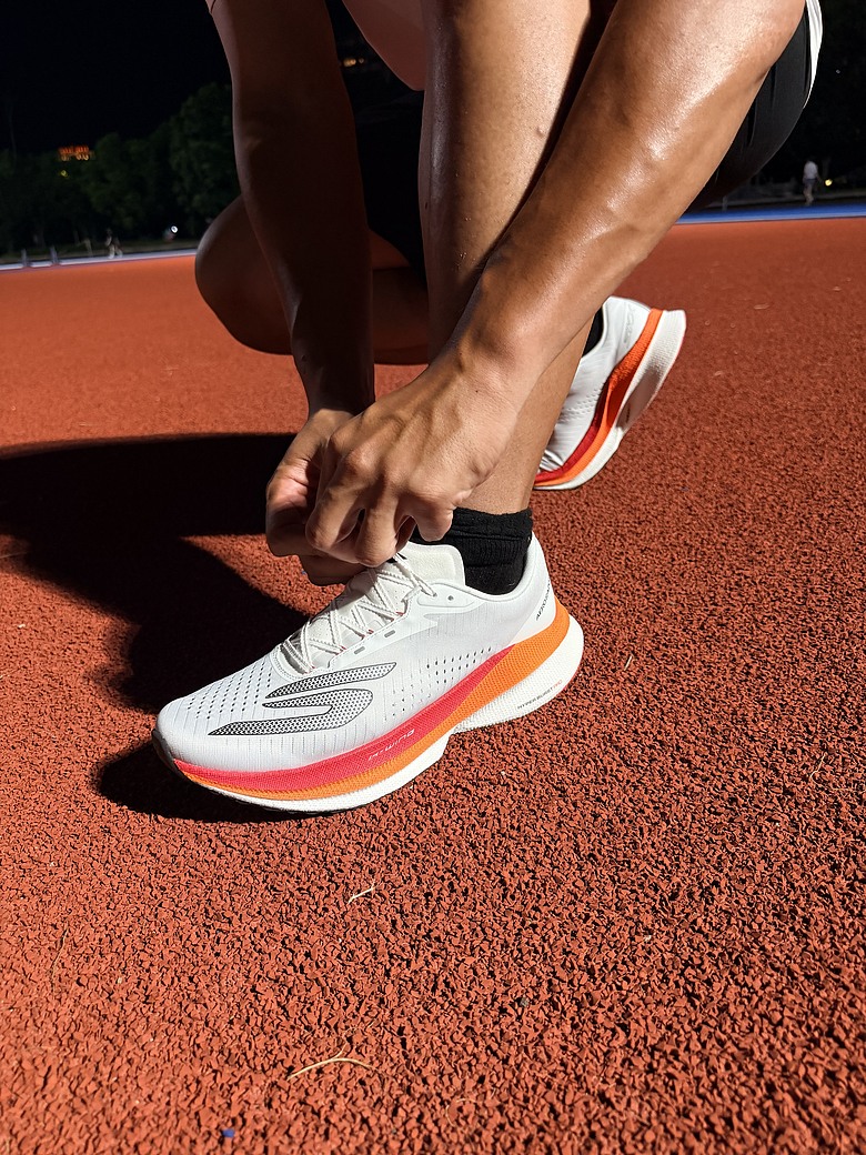 點我看大圖 【SKECHERS AERO RAZOR實測】輕、彈、快的速度革命|新竹10K與跑步機間歇實戰心