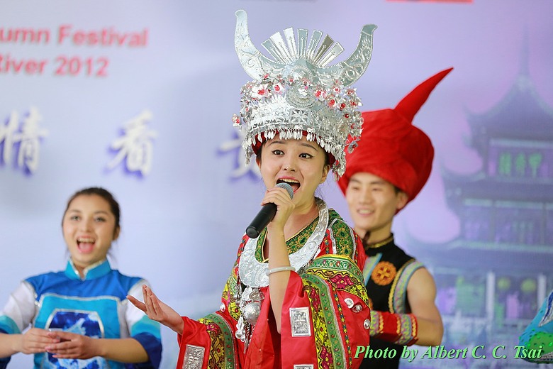 點我看大圖 【銀燦黔彩】苗族盛景與華麗歌舞:Canon 5D3 凝格少數民族歌舞的絢麗美學
