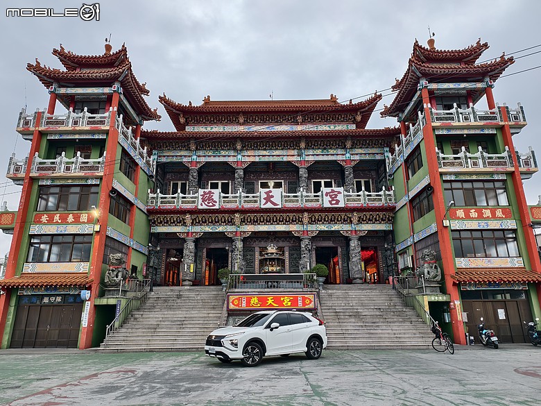 點我看大圖 在傳統的框架外,安靜地做自己