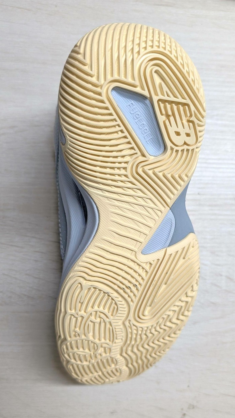 父子同鞋模式啟動！New Balance P350 籃球童鞋開箱，晚上球場的小小隊友