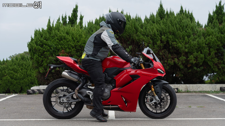 點我看大圖 DUCATI Pangale V2 S 試駕|街賽一體混血王子!超輕量級、最親民的DUCATI跑車