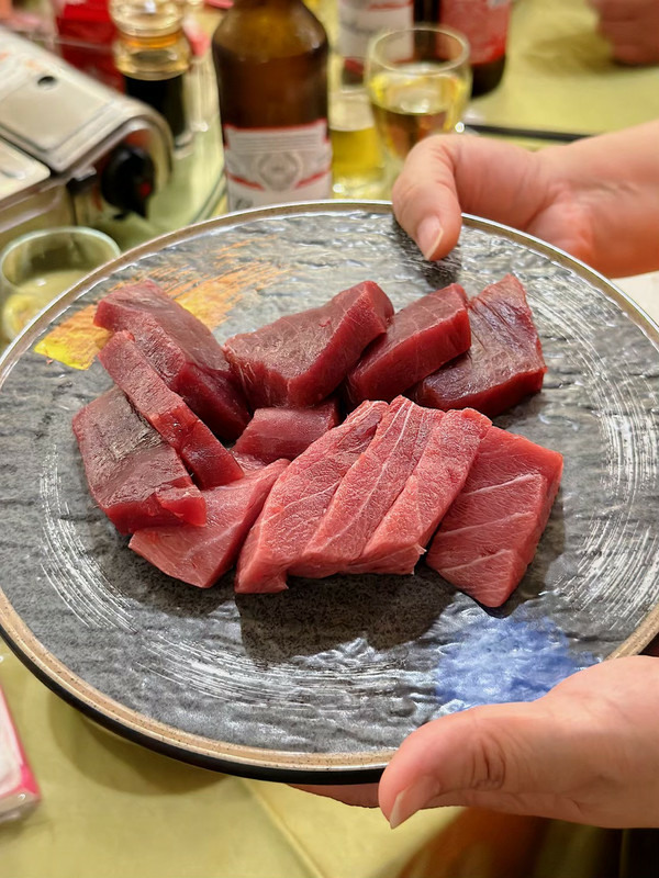 〖分享〗屏東商業聚餐｜整尾200公斤黑鮪魚現切，極品刺身盛合直接吃！