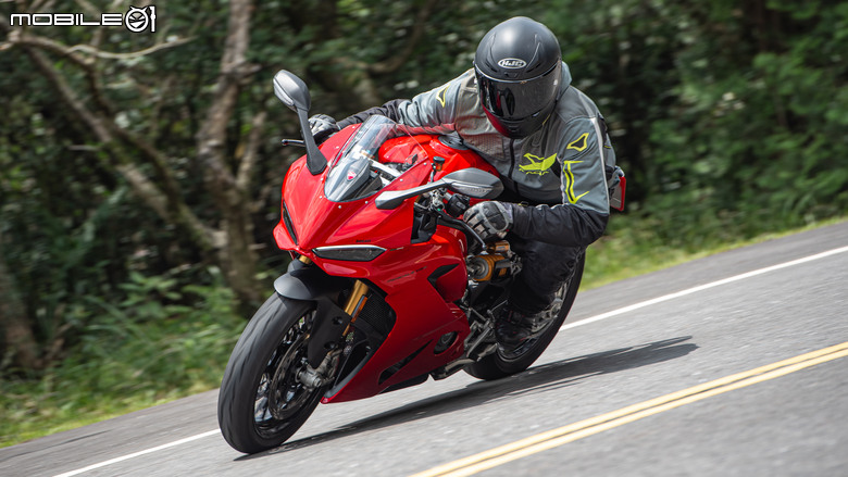點我看大圖 DUCATI Pangale V2 S 試駕|街賽一體混血王子!超輕量級、最親民的DUCATI跑車