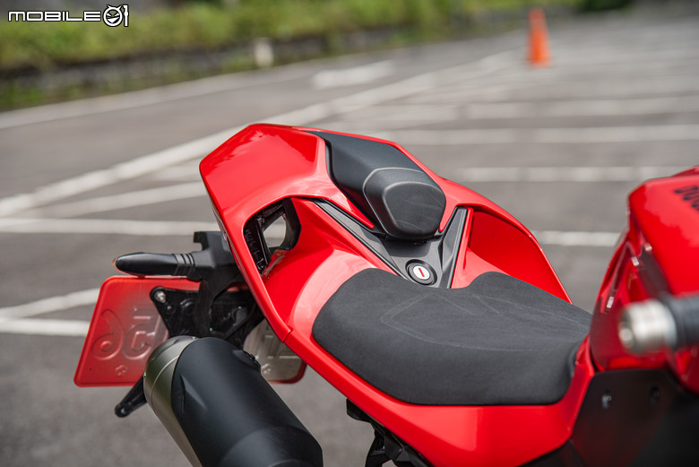 點我看大圖 DUCATI Pangale V2 S 試駕|街賽一體混血王子!超輕量級、最親民的DUCATI跑車
