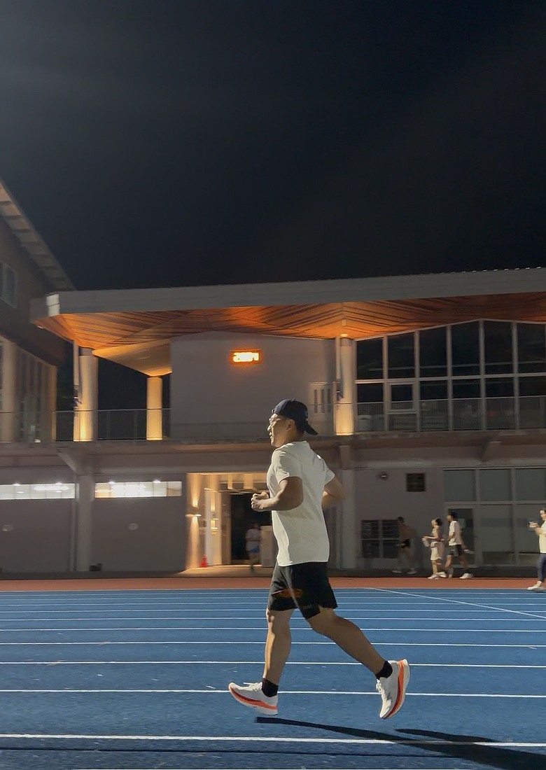 點我看大圖 【SKECHERS AERO RAZOR實測】輕、彈、快的速度革命|新竹10K與跑步機間歇實戰心