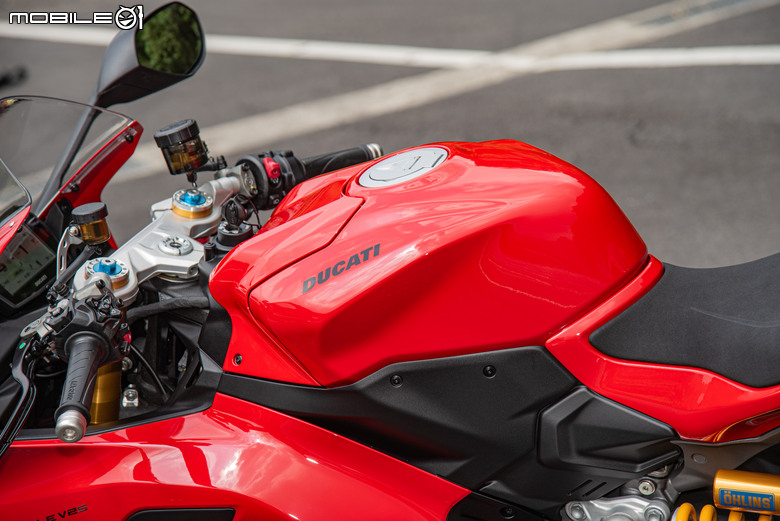 點我看大圖 DUCATI Pangale V2 S 試駕|街賽一體混血王子!超輕量級、最親民的DUCATI跑車