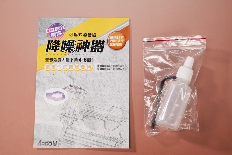 點我看大圖 風霸 GIANTLI × ARGO 40週年紀念聯名款 粉色釘槍登場 |木工師傅也有少女心