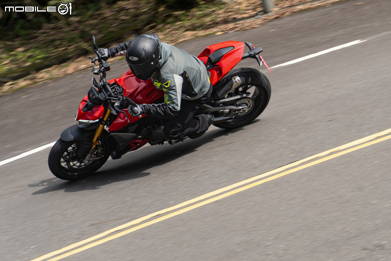 點我看大圖 DUCATI Pangale V2 S 試駕|街賽一體混血王子!超輕量級、最親民的DUCATI跑車
