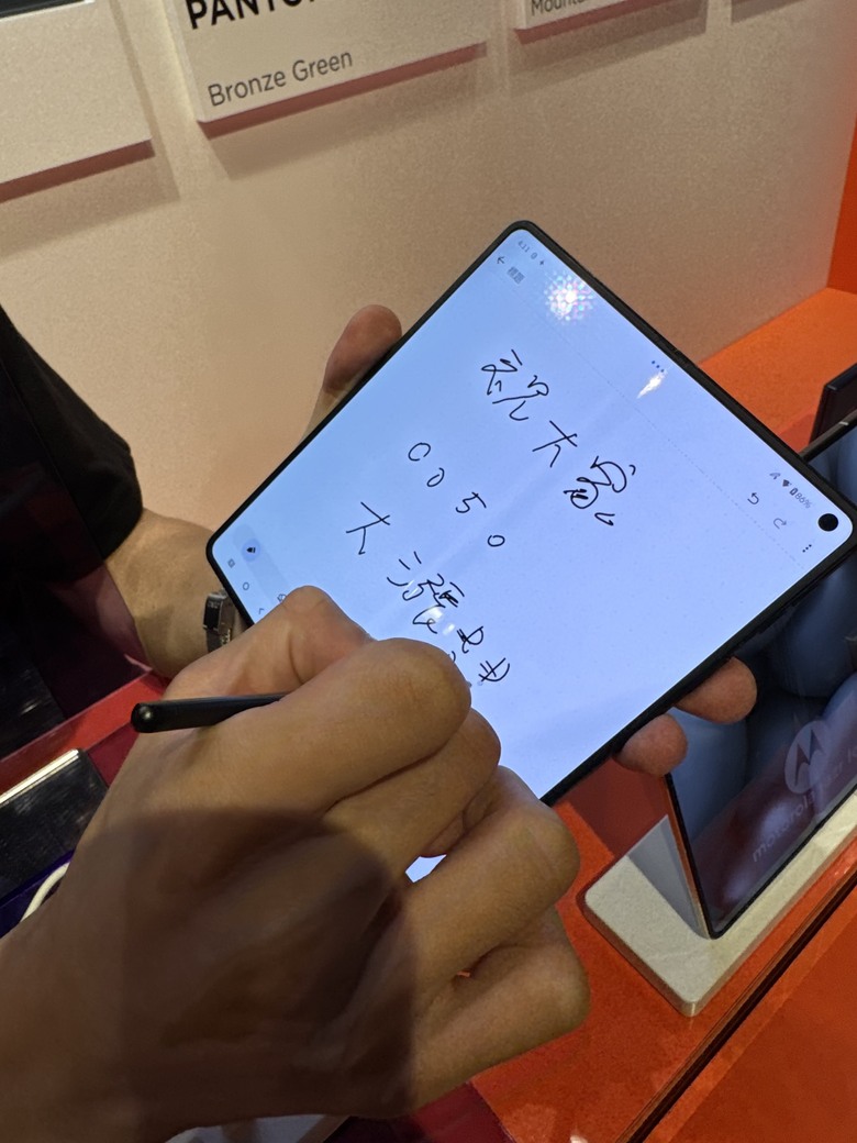 折疊機真的要摸過才知道!Motorola Razr Fold實機體驗