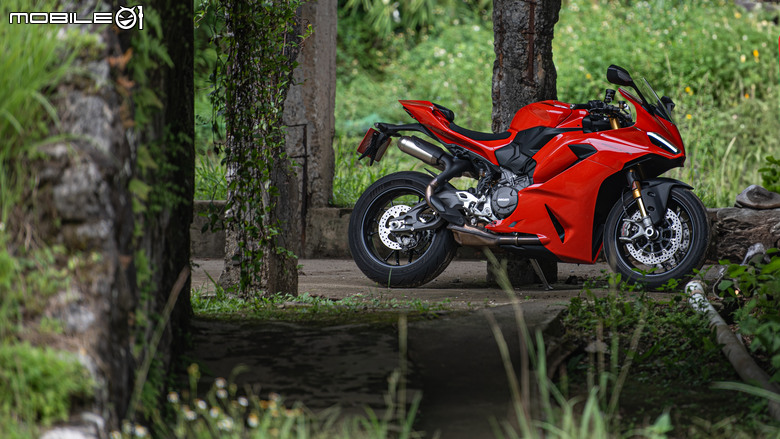 點我看大圖 DUCATI Pangale V2 S 試駕|街賽一體混血王子!超輕量級、最親民的DUCATI跑車