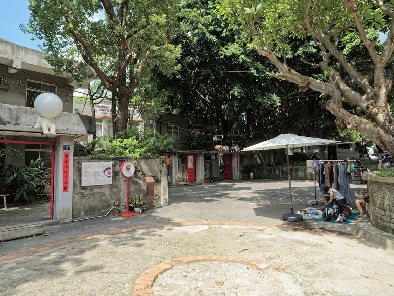 點我看大圖 漫步復古眷村與貓咪時光|三重空軍一村 ✕ 戲咖啡 ✕ 美食隨拍(OM-3+TG-7+Luna Ultra)