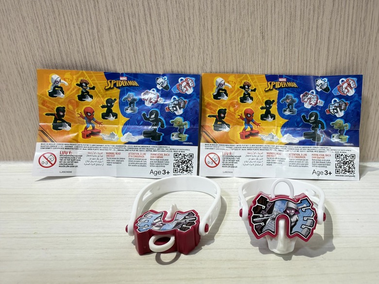 蜘蛛人迷注意!健達奇趣蛋 × MARVEL 蜘蛛人系列開箱|一盒3顆會抽到誰?