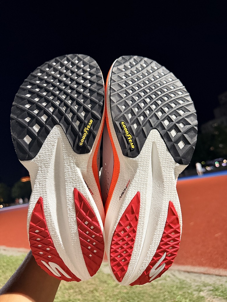 點我看大圖 【SKECHERS AERO RAZOR實測】輕、彈、快的速度革命|新竹10K與跑步機間歇實戰心