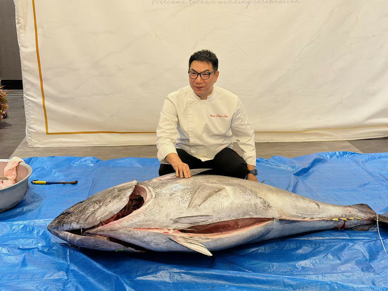 〖分享〗屏東商業聚餐｜整尾200公斤黑鮪魚現切，極品刺身盛合直接吃！