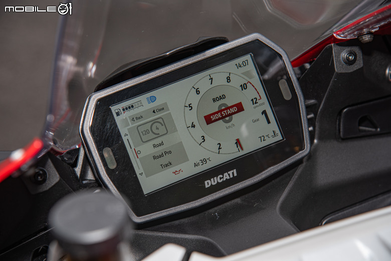 點我看大圖 DUCATI Pangale V2 S 試駕|街賽一體混血王子!超輕量級、最親民的DUCATI跑車