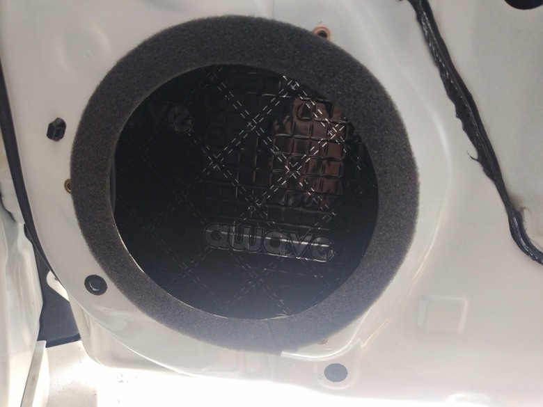 汽車裝Morel Hybrid-62音響效果如何?搭配四門制震做成密閉音箱,實聽人聲清晰、低音飽滿不轟頭
