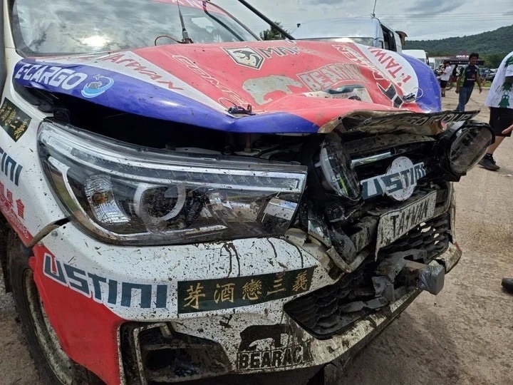 撞成這樣還能跑！是拉力還是耐用度測試