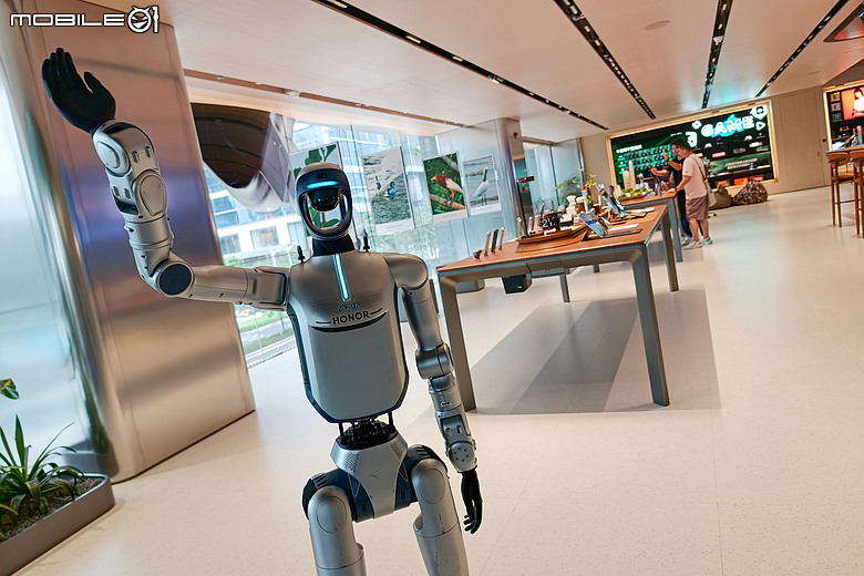 直擊深圳榮耀 α 旗艦店|Robot Phone 進駐、人形機器人迎賓!