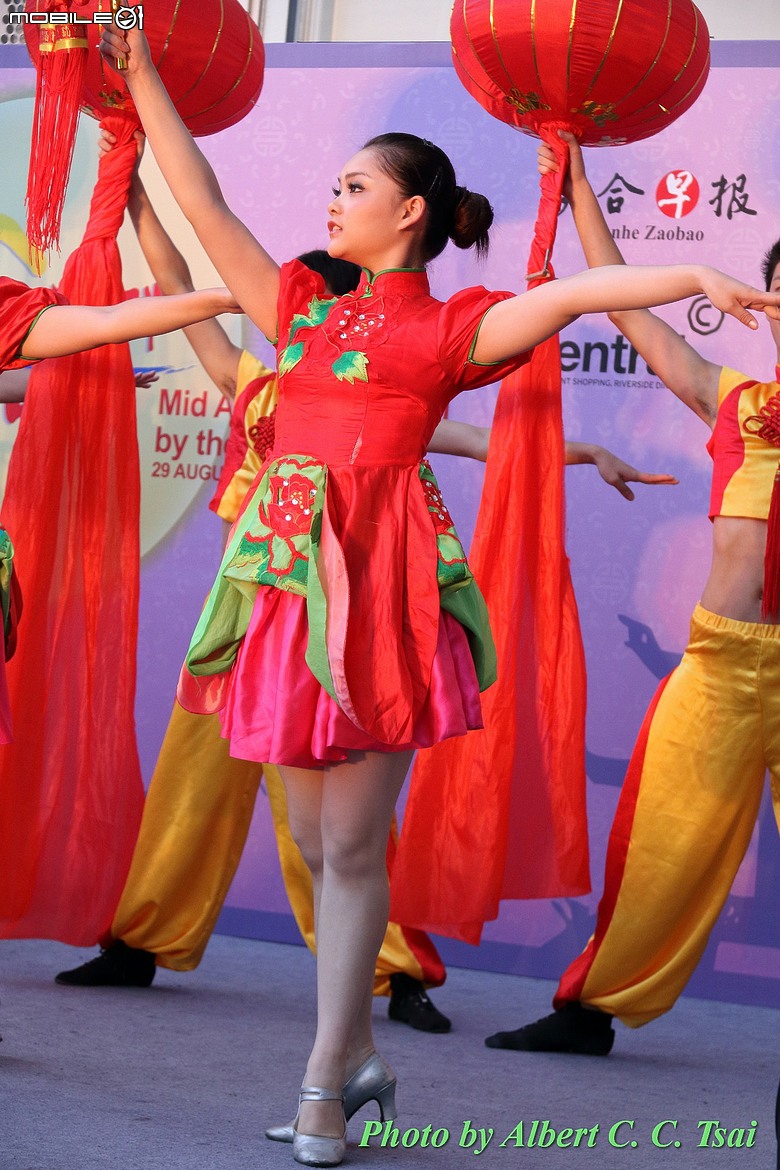 【月圓新加坡河畔】微光舞台上的靈動舞韻：Canon 7D 與旅遊鏡，定格重慶孔雀舞姿