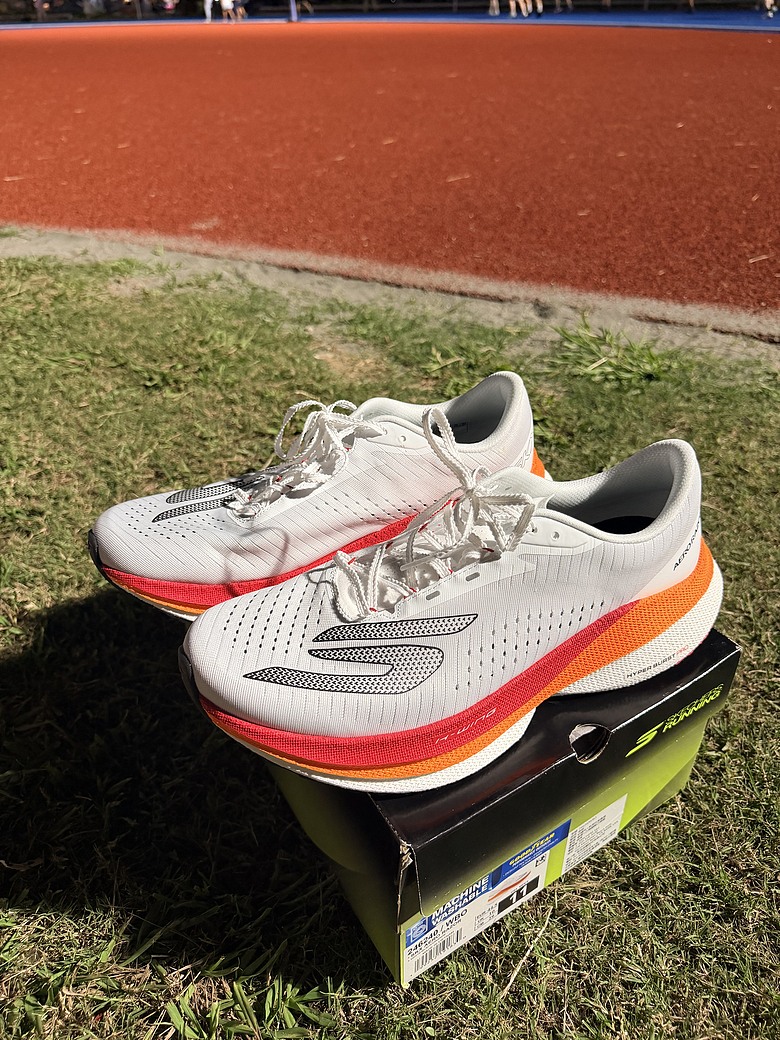 點我看大圖 【SKECHERS AERO RAZOR實測】輕、彈、快的速度革命|新竹10K與跑步機間歇實戰心