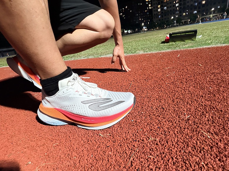 點我看大圖 【SKECHERS AERO RAZOR實測】輕、彈、快的速度革命|新竹10K與跑步機間歇實戰心