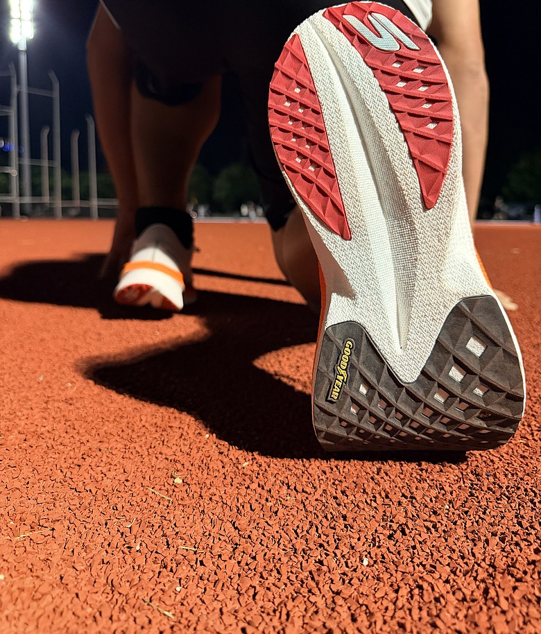 點我看大圖 【SKECHERS AERO RAZOR實測】輕、彈、快的速度革命|新竹10K與跑步機間歇實戰心