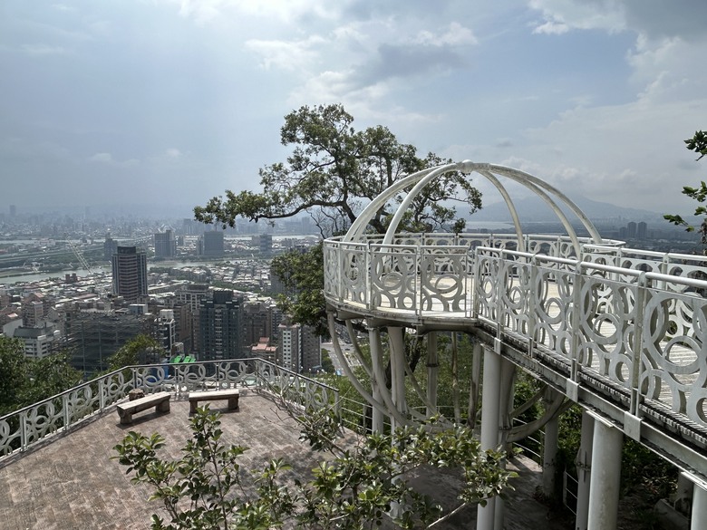 搭 捷 運 登 走 劍 潭 山 親 山 步 道