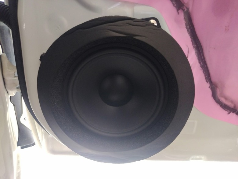 汽車裝Morel Hybrid-62音響效果如何?搭配四門制震做成密閉音箱,實聽人聲清晰、低音飽滿不轟頭