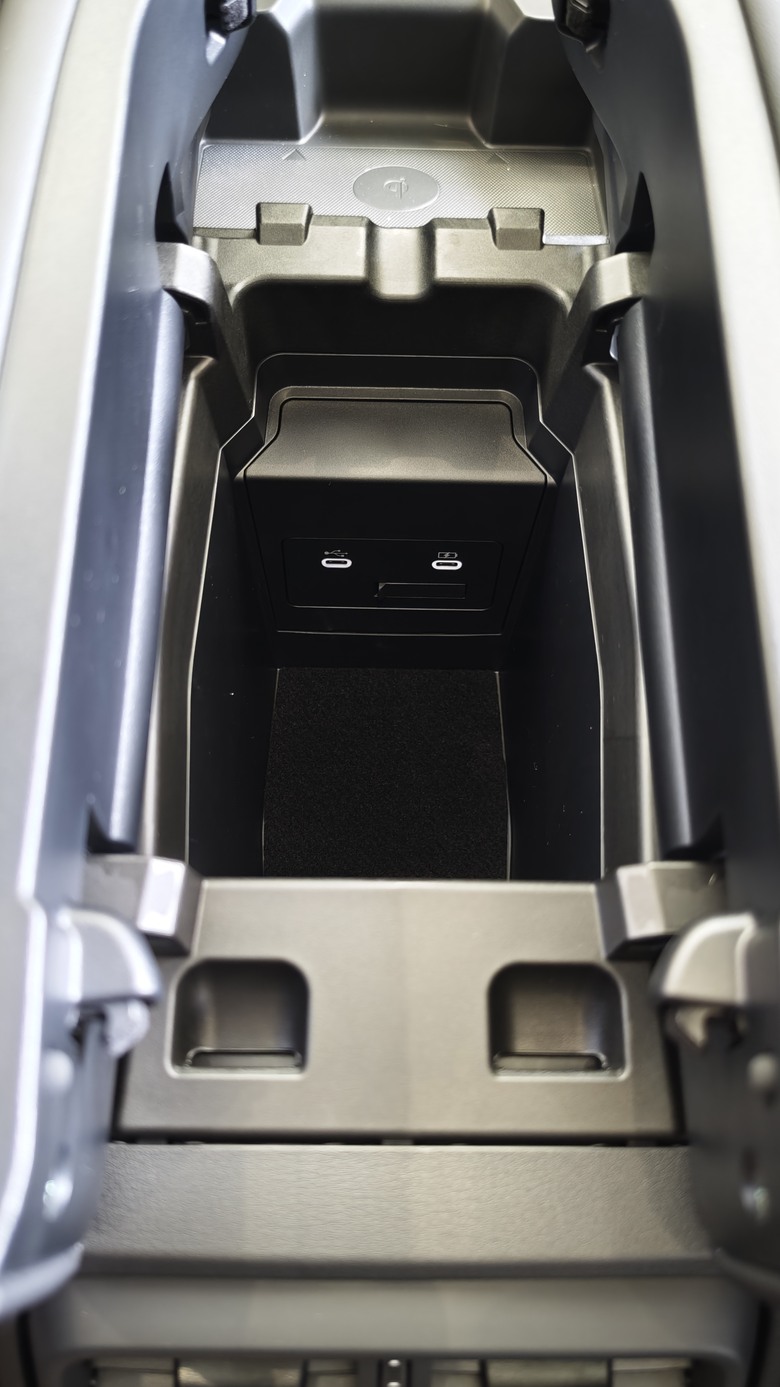 趕在展間第一天上架來看All New CX-5的賞車心得分享~~