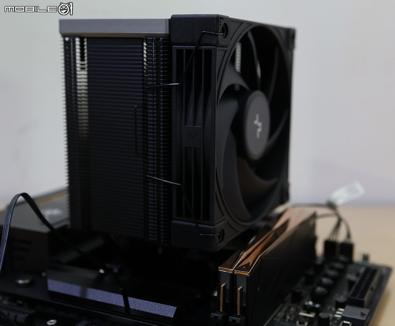 點我看大圖 強效單塔+數位顯示 DeepCool 九州風神 AK700 DIGITAL NYX