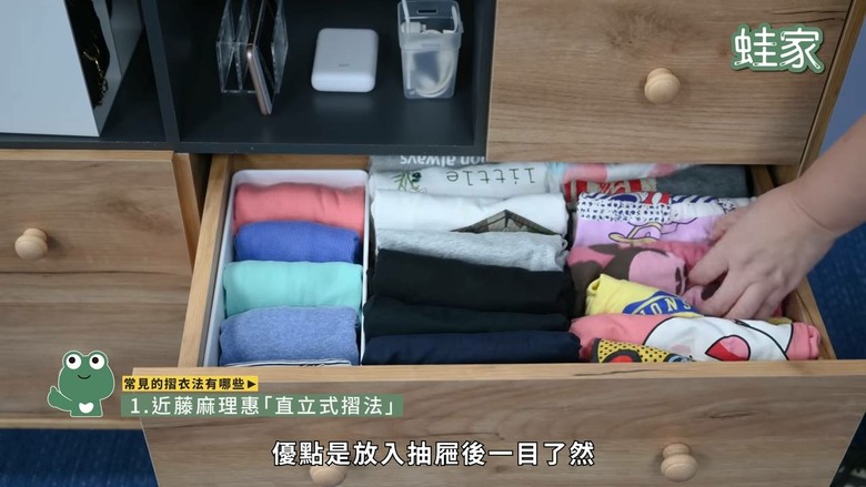全家衣櫃不再山崩！「10秒小方磚」摺衣術，搭配神器收納空間翻倍