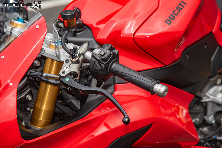 點我看大圖 DUCATI Pangale V2 S 試駕|街賽一體混血王子!超輕量級、最親民的DUCATI跑車