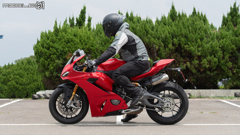 點我看大圖 DUCATI Pangale V2 S 試駕|街賽一體混血王子!超輕量級、最親民的DUCATI跑車