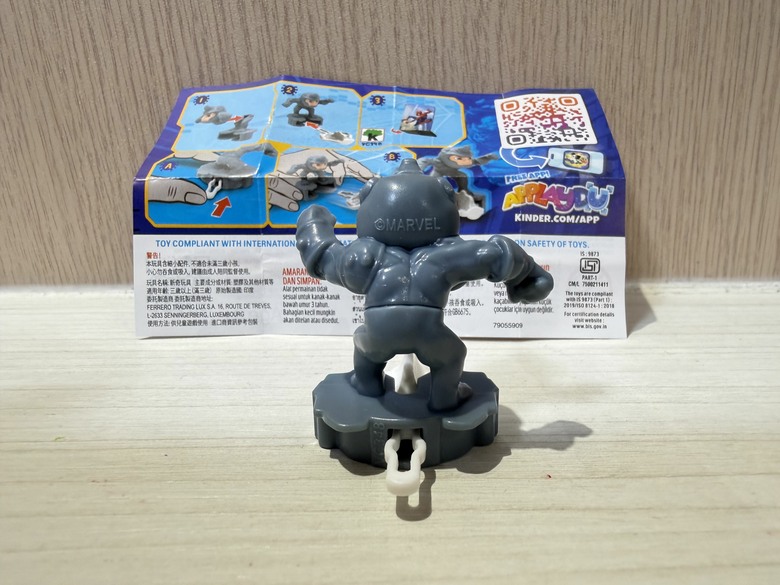 蜘蛛人迷注意!健達奇趣蛋 × MARVEL 蜘蛛人系列開箱|一盒3顆會抽到誰?