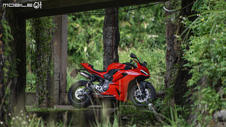 點我看大圖 DUCATI Pangale V2 S 試駕|街賽一體混血王子!超輕量級、最親民的DUCATI跑車