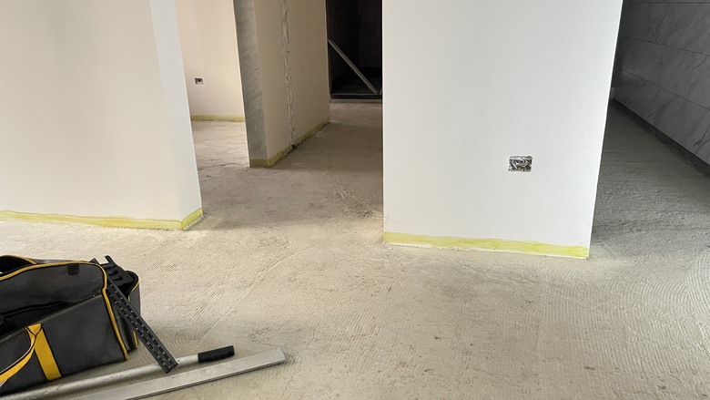 將回收輪胎橡膠（Recycled Rubber）應用於 Underscreed（水泥壓層下 / 水泥砂漿層下） 的浮築地板隔音工程