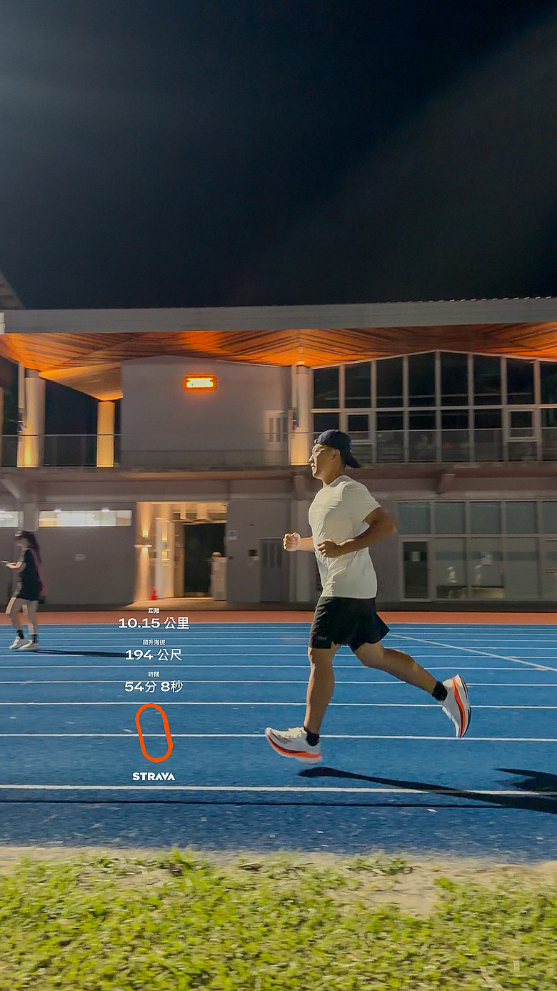 點我看大圖 【SKECHERS AERO RAZOR實測】輕、彈、快的速度革命|新竹10K與跑步機間歇實戰心