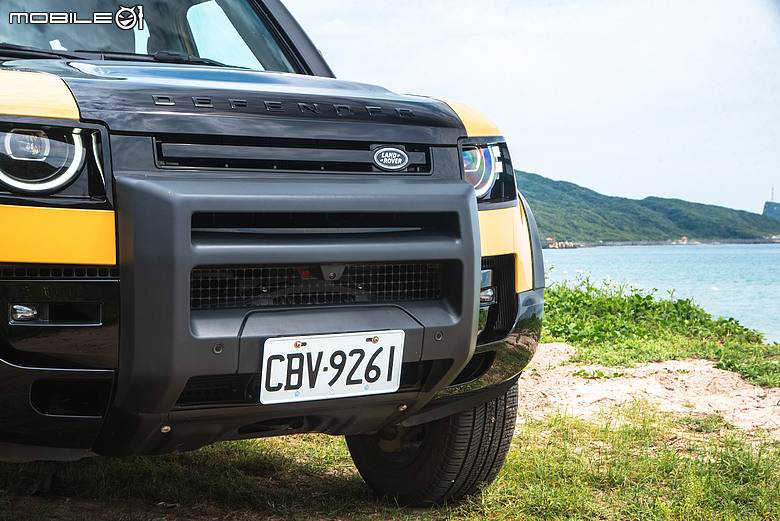 老靈魂與新科技的越野傳承｜Defender Trophy Edition遇上全台唯一90 Works V8 Trophy！