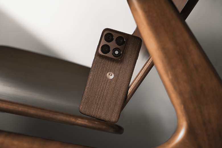 motorola edge 70 pro 在台上市｜纖薄機身大電量，PANTONE 木紋新色吸睛