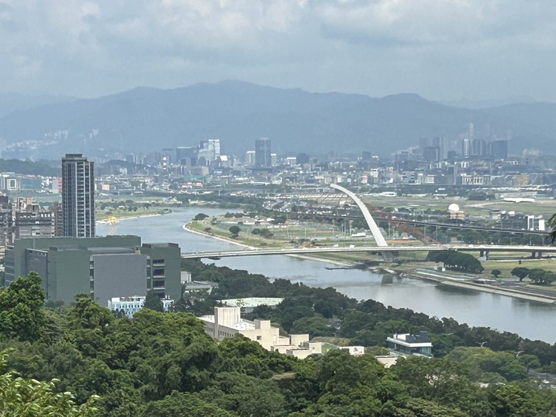 搭 捷 運 登 走 劍 潭 山 親 山 步 道