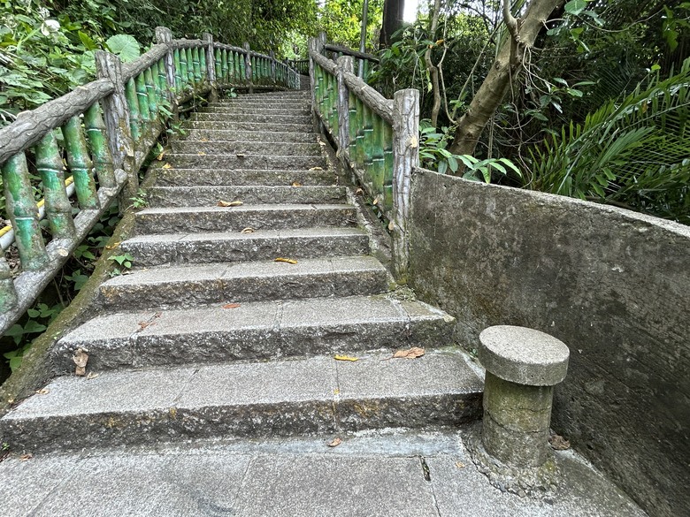 搭 捷 運 登 走 劍 潭 山 親 山 步 道