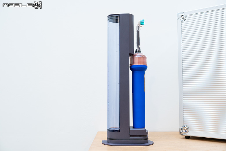 Dyson CameraJet 微鏡噴射電動牙刷登場｜牙刷也有鏡頭＋AI，還能自動噴射漱口水！高單價挑戰旗艦潔牙市場