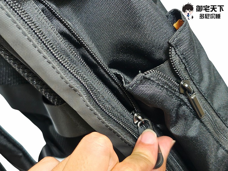 點我看大圖 開箱|Targus TBB664 Voyager EXP 17 吋旅人系列專業後背包 - 商務出差好用,大空間收納筆電、3C 配件通通搞定!