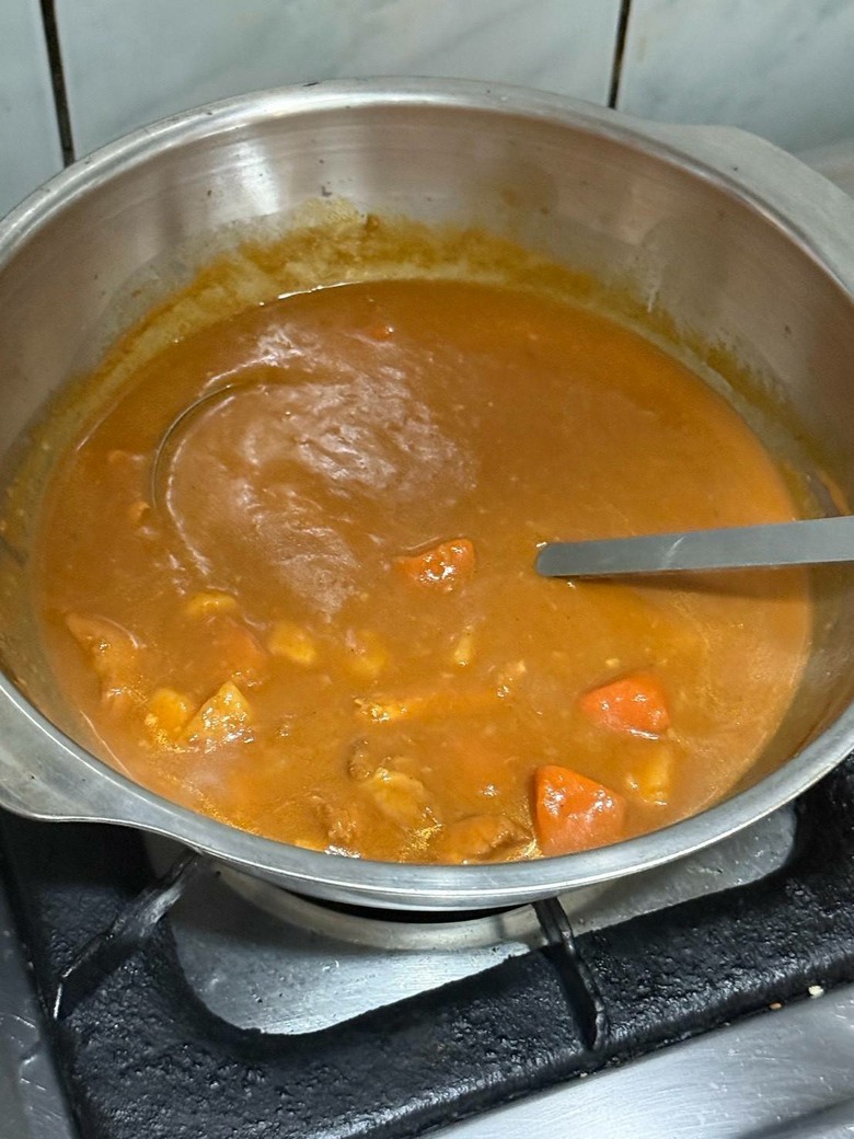 累到不想煮飯，雞肉咖哩是我的好選擇