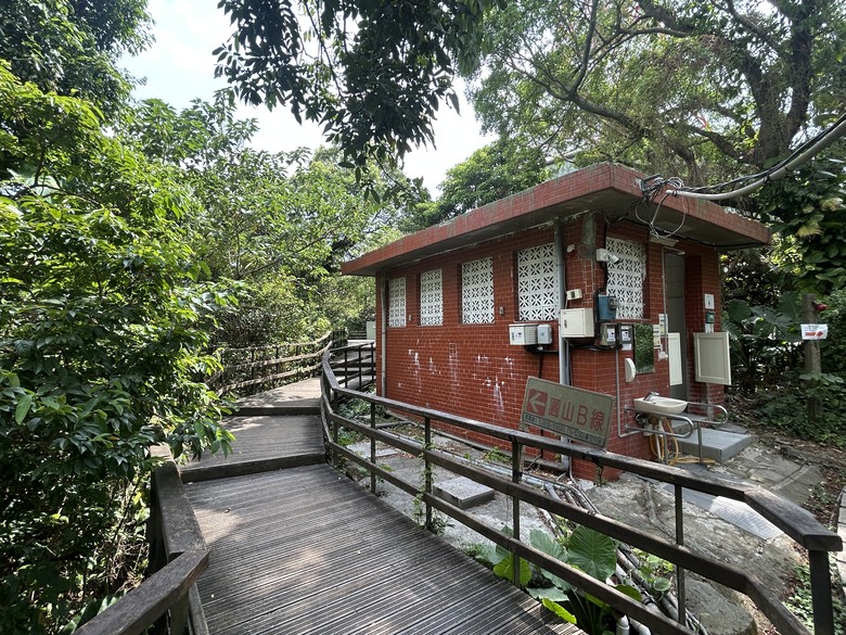 搭 捷 運 登 走 劍 潭 山 親 山 步 道